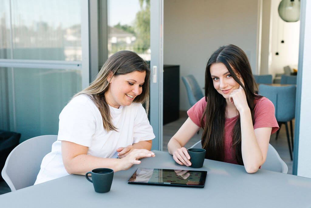 Beatrix und Anna arbeiten fröhlich an der Ausarbeitung eines IKIGAI Coachings