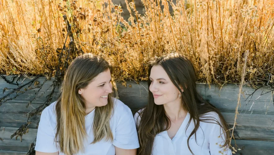 Die Agilistas Beatrix und Anna sitzen im freien auf einer Bank und machen sich Gedanken über ihr nächstes Coaching Projekt